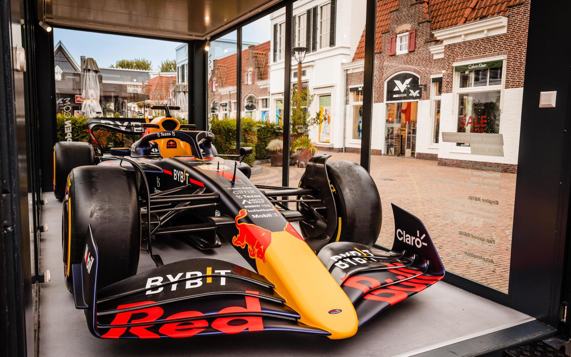 RB18 Formule 1auto van Max Verstappen te zien in Batavia Stad Flevopost